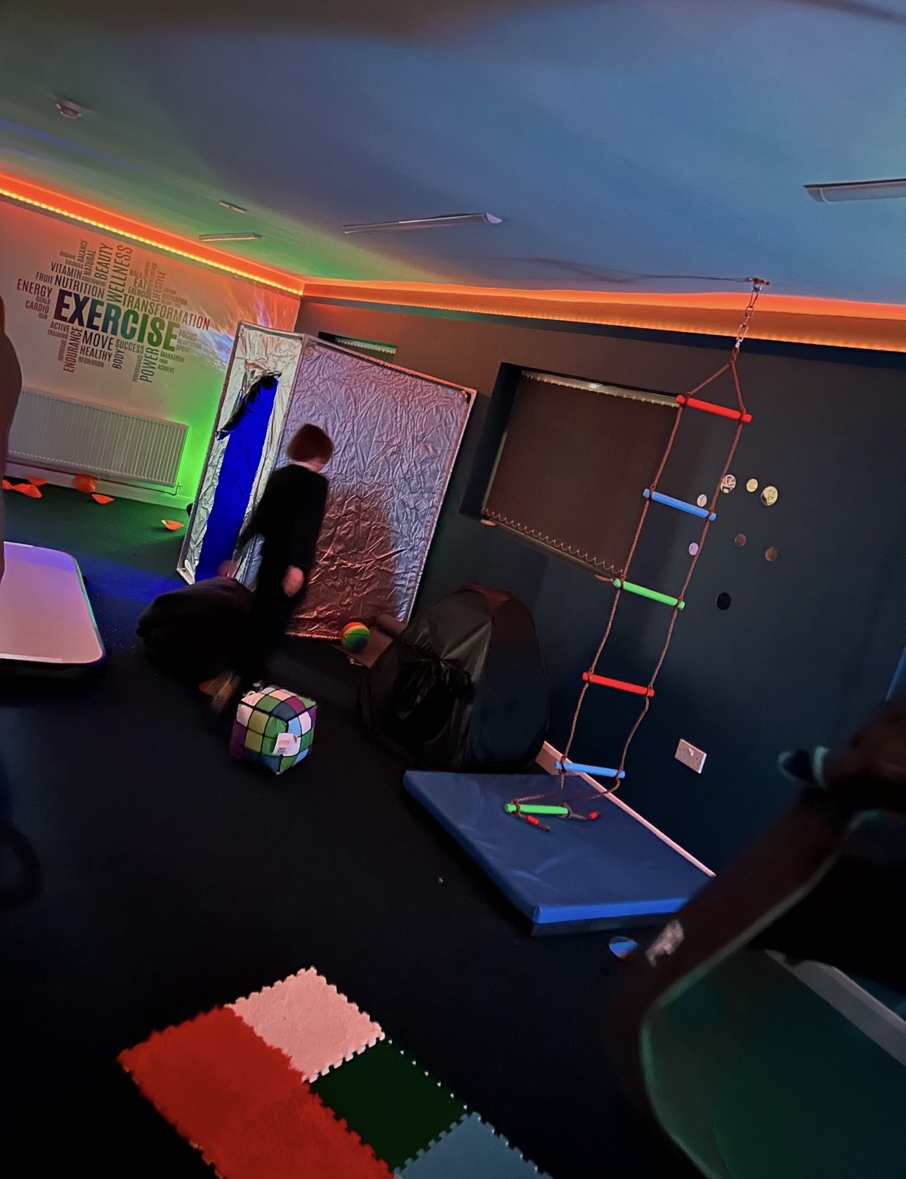 Children playing in the KiNDly Connect sensory space
